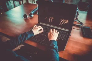 عقوبة الابتزاز الإلكتروني في الإمارات - السجن وغرامة كبيرة