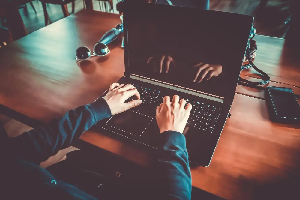 عقوبة الابتزاز الإلكتروني في الإمارات - السجن وغرامة كبيرة